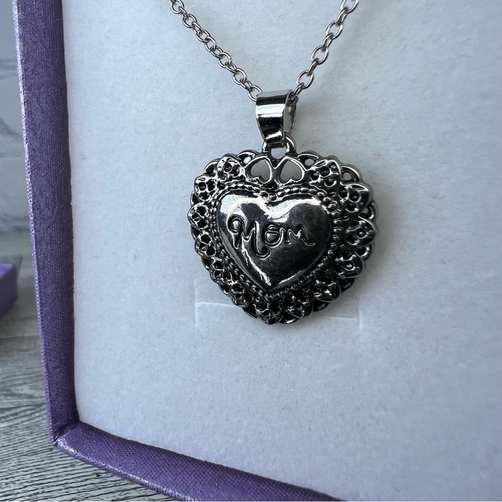Nib “Mom” heart pendant necklace on chain, silver - Picture 3 of 6
